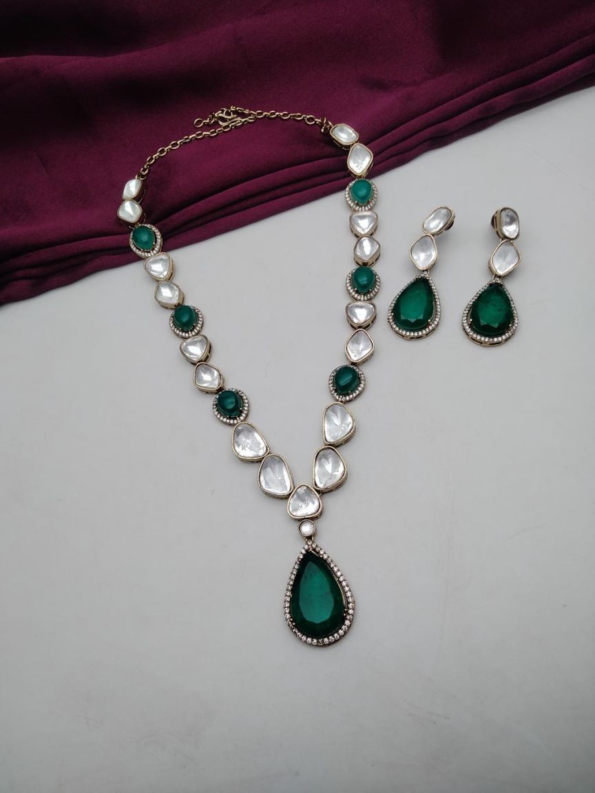 NECKLASE SET IN KUNDAN (VILANDI) STYLE | DESIGN - 15579