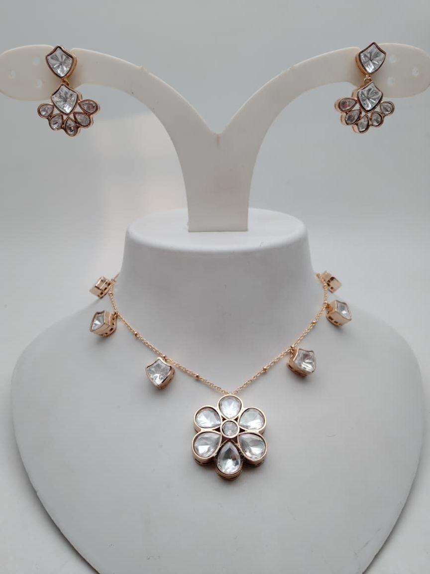 NECKLASE SET IN KUNDAN (VILANDI) STYLE | DESIGN - 15793