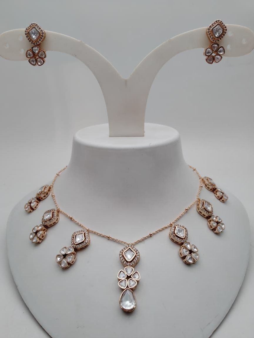 NECKLASE SET IN KUNDAN (VILANDI) STYLE | DESIGN - 15794