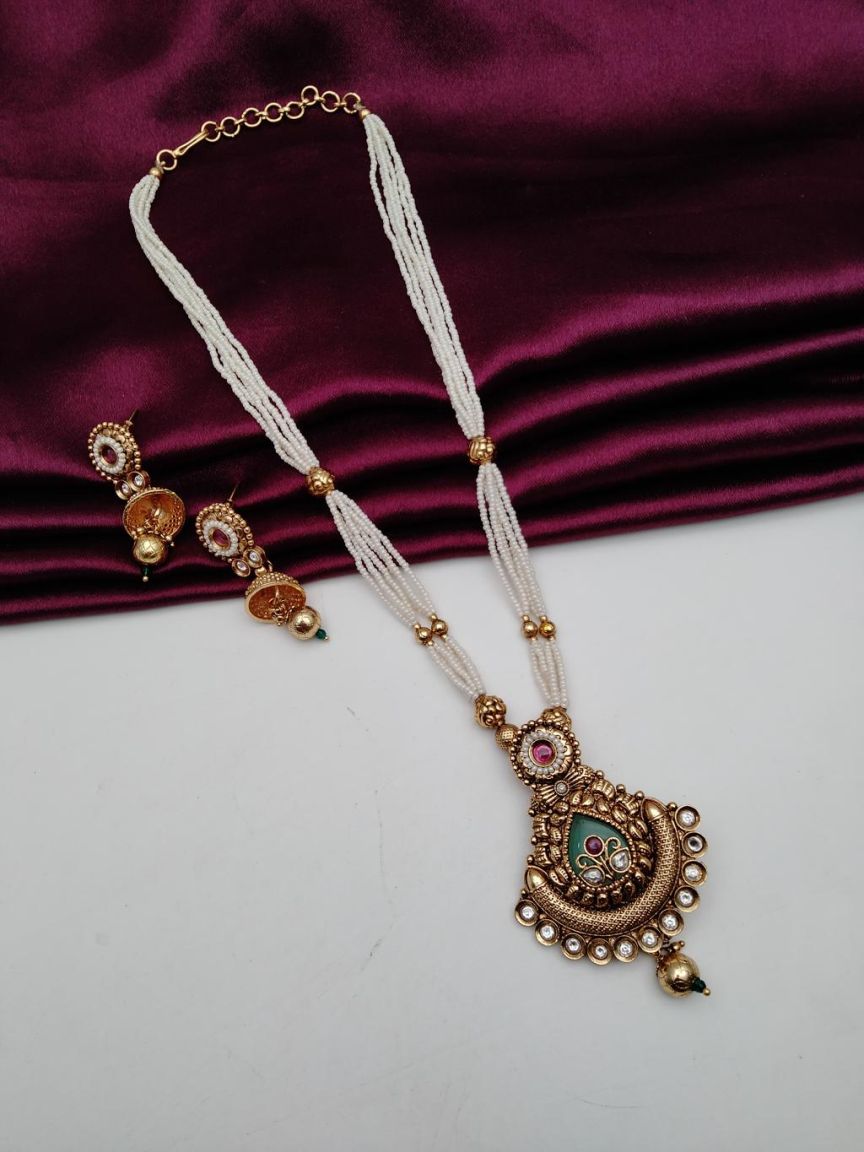 PIROI PENDENT SET IN POLKI (GOLD POLISH) STYLE | DESIGN - 39005