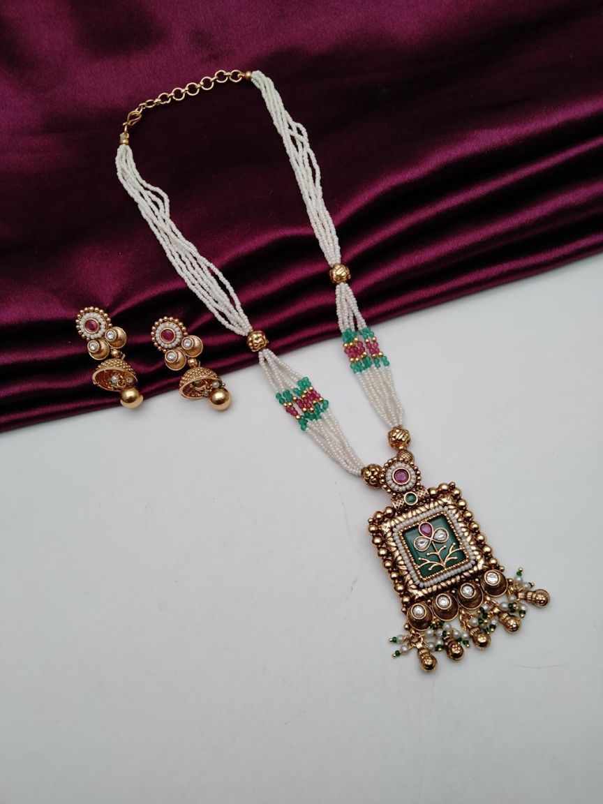 PIROI PENDENT SET IN POLKI (GOLD POLISH) STYLE | DESIGN - 39006