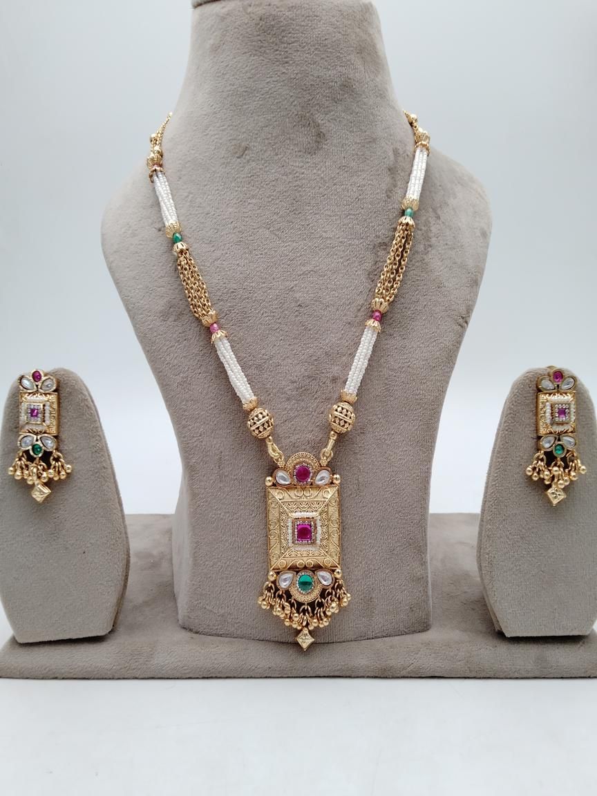 PIROI PENDENT SET IN POLKI (GOLD POLISH) STYLE | DESIGN - 39010