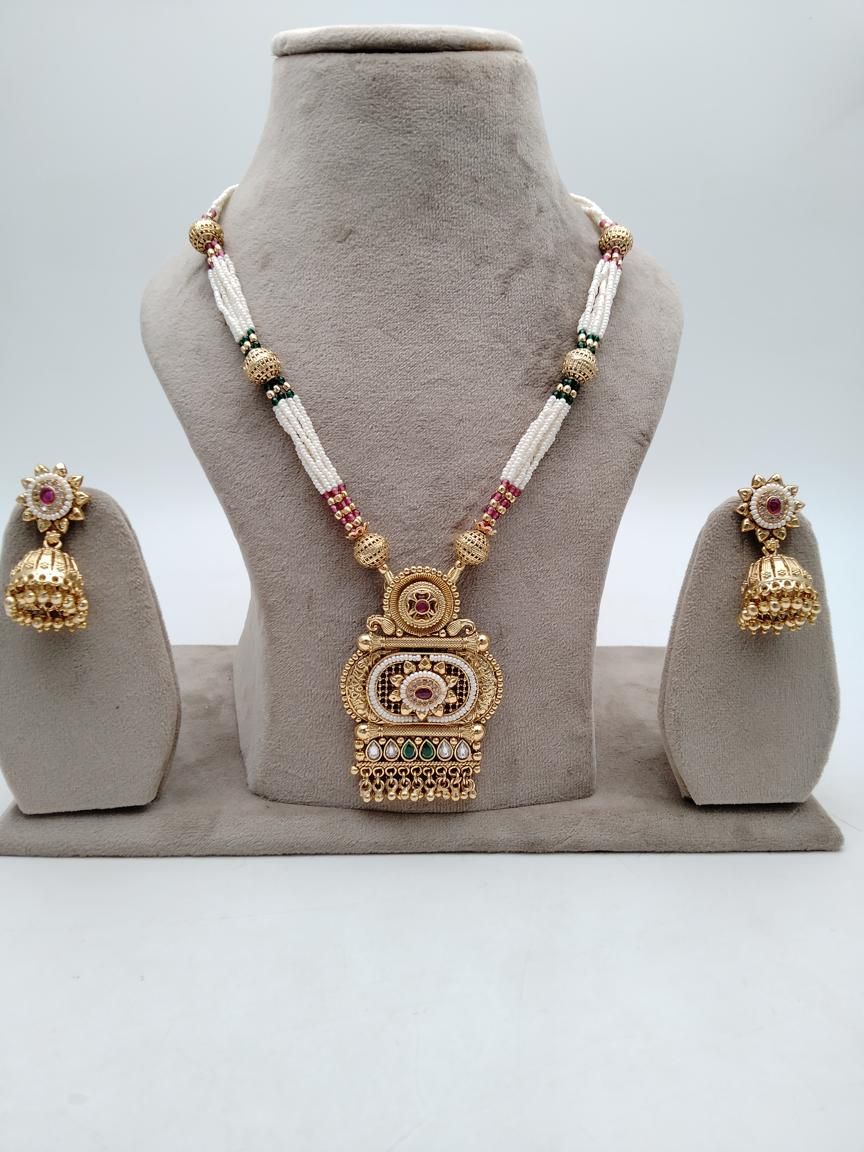 PIROI PENDENT SET IN POLKI (GOLD POLISH) STYLE | DESIGN - 39011