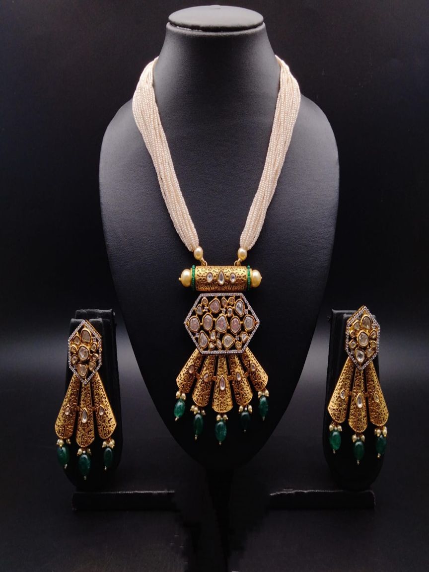 PENDANT SETS IN KUNDAN (VILANDI) STYLE | DESIGN - 66021