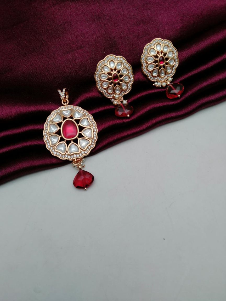 PENDANT SETS IN KUNDAN (VILANDI) STYLE | DESIGN - 66167